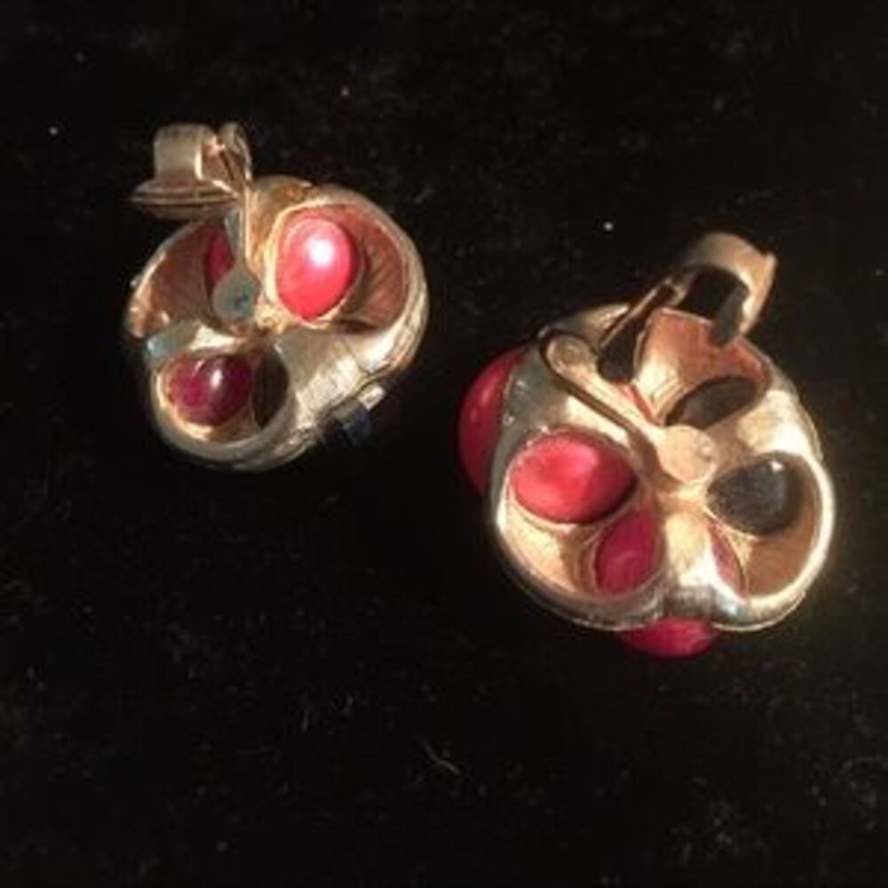 Vintage Clip Earrings - Picture 4 of 9